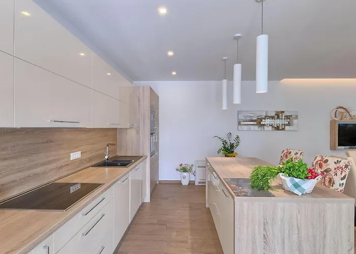 Mala Halu Vikendica *