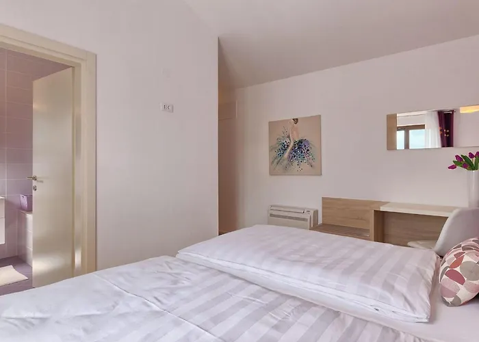 Mala Halu Vikendica *